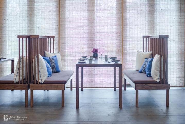 Posezení v ubytování Blossom Hill Yuejingzhuang Hotel