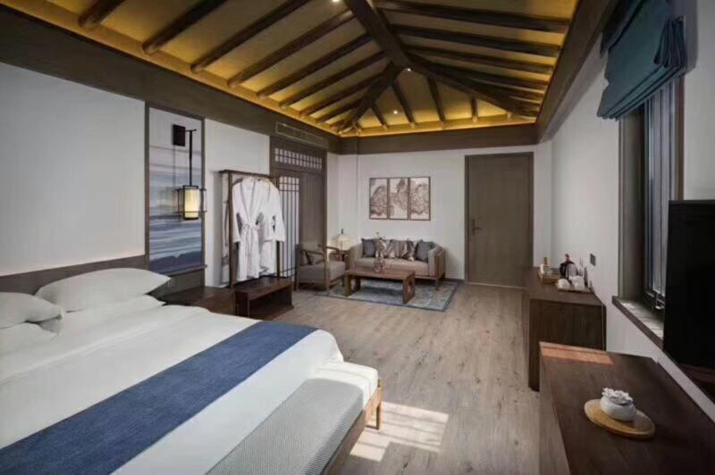 Postel nebo postele na pokoji v ubytování Blossom Hill Yuejingzhuang Hotel