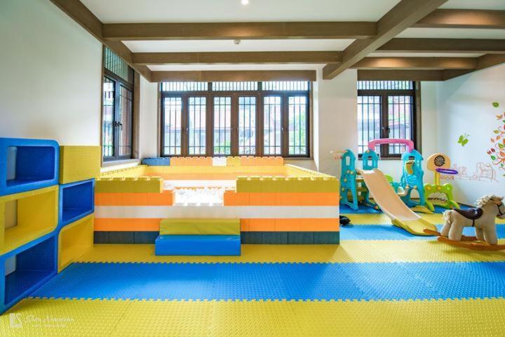 Postel nebo postele na pokoji v ubytování Blossom Hill Yuejingzhuang Hotel
