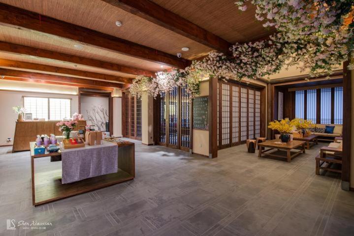 Posezení v ubytování Blossom Hill Yuejingzhuang Hotel