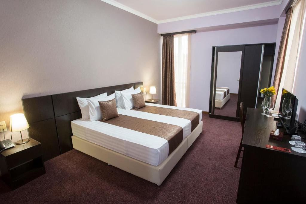 Postel nebo postele na pokoji v ubytování Ani Central Inn