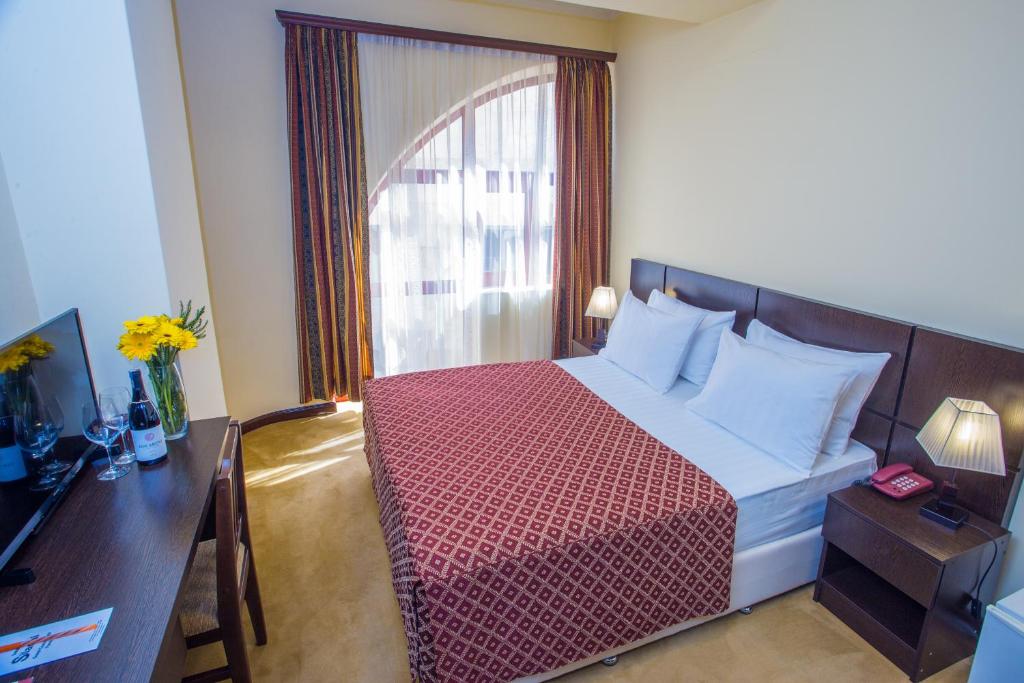 Postel nebo postele na pokoji v ubytování Ani Central Inn