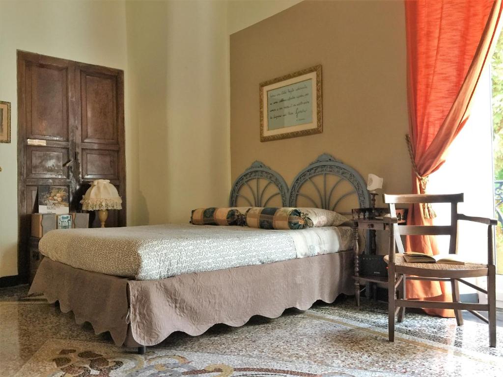 ジェノヴァにあるCasa Brigidaのベッドルーム1室(ベッド1台、椅子、窓付)