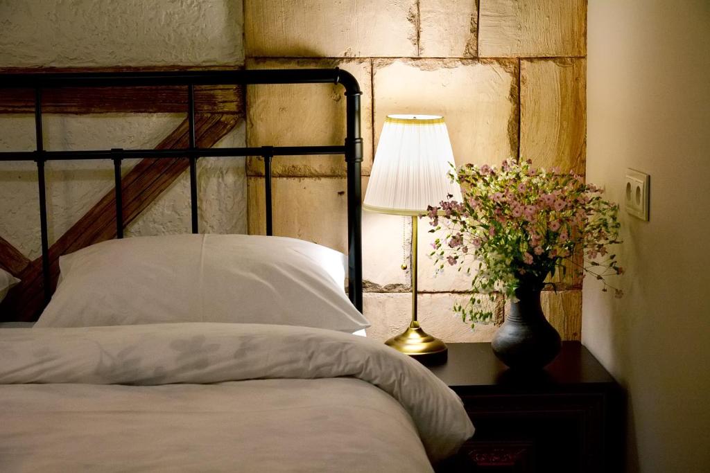 Postel nebo postele na pokoji v ubytování Retro Hostel & Tours