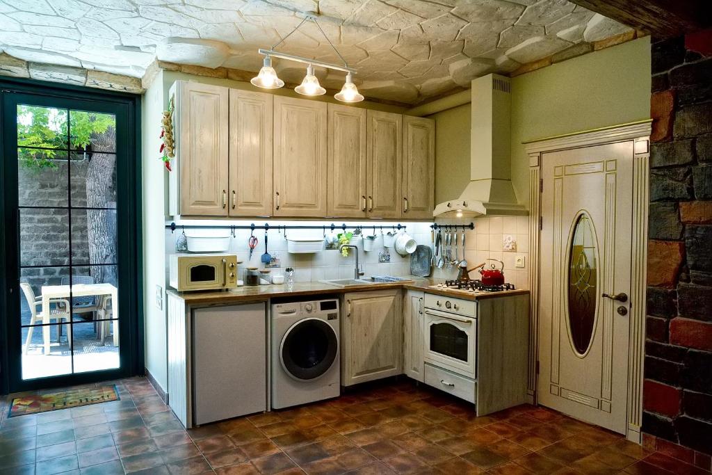 Kuchyň nebo kuchyňský kout v ubytování Retro Hostel & Tours