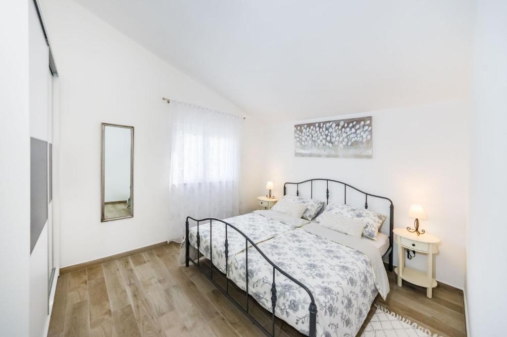 Posteľ alebo postele v izbe v ubytovaní Apartmani NEVA, Pridraga