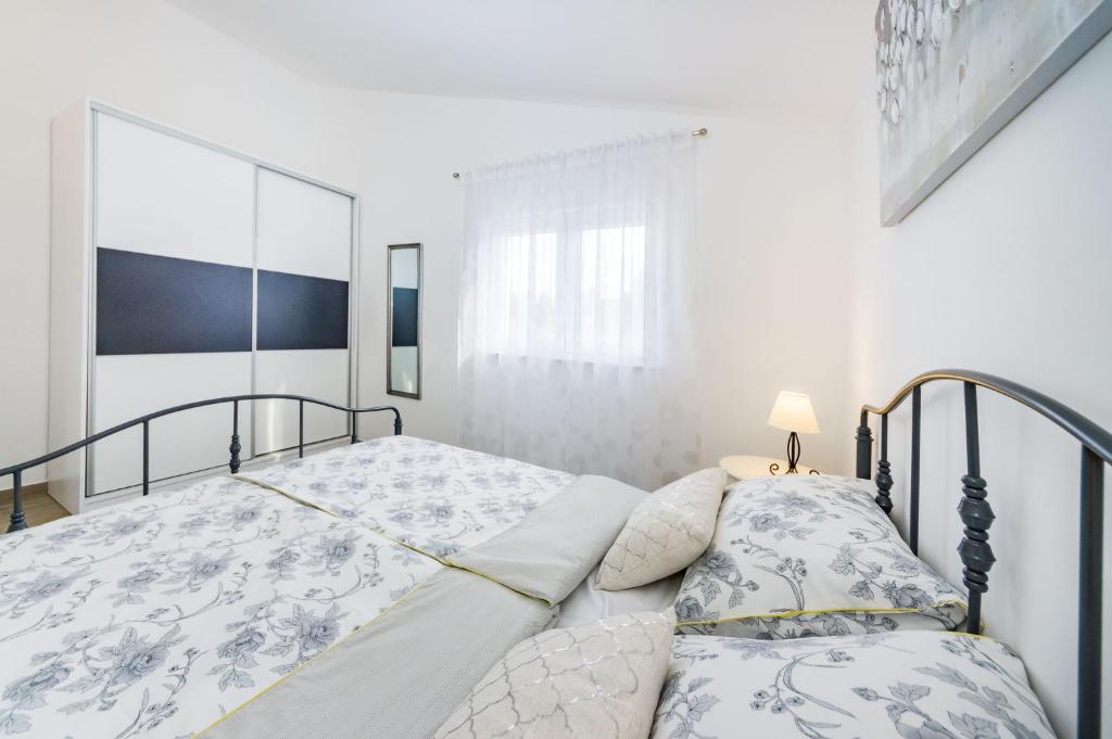 Posteľ alebo postele v izbe v ubytovaní Apartmani NEVA, Pridraga