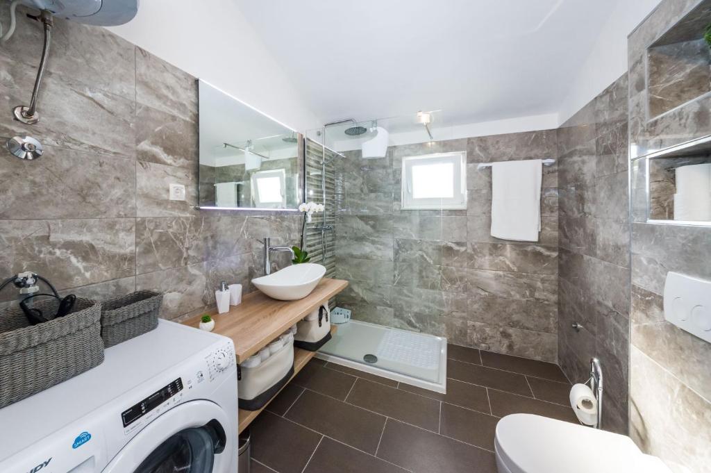 Kúpeľňa v ubytovaní Apartmani NEVA, Pridraga