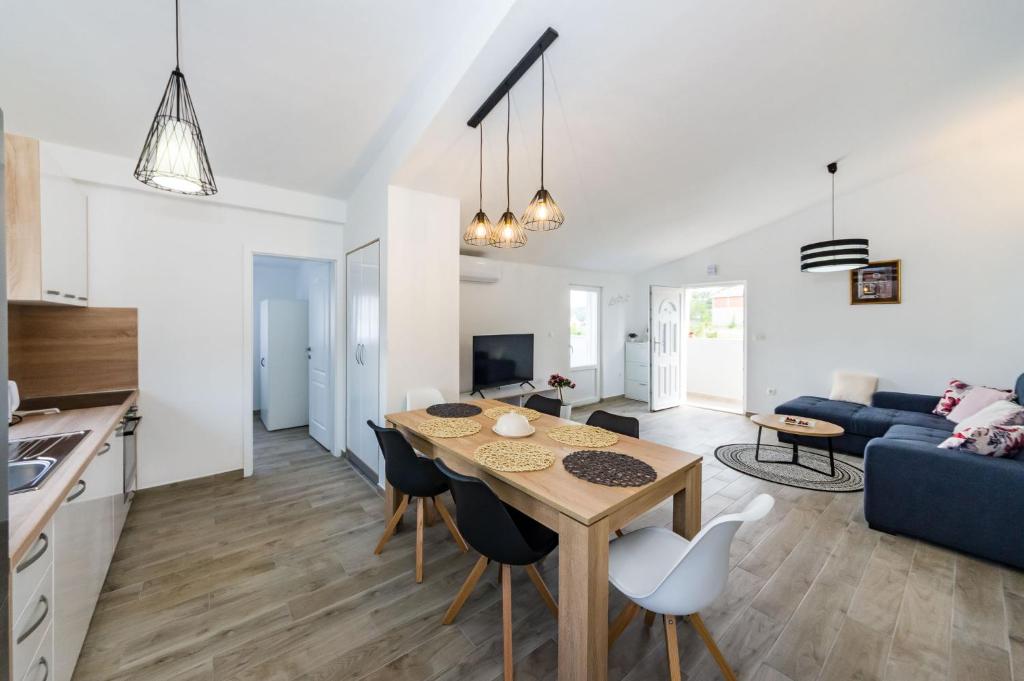 Televízia a/alebo spoločenská miestnosť v ubytovaní Apartmani NEVA, Pridraga