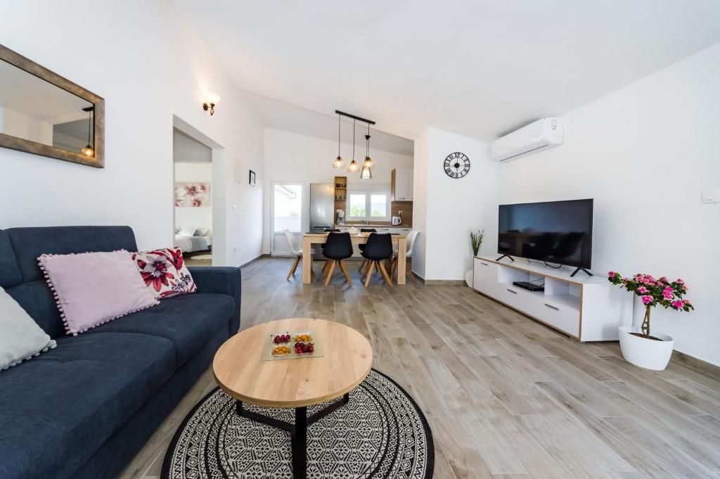 Televízia a/alebo spoločenská miestnosť v ubytovaní Apartmani NEVA, Pridraga