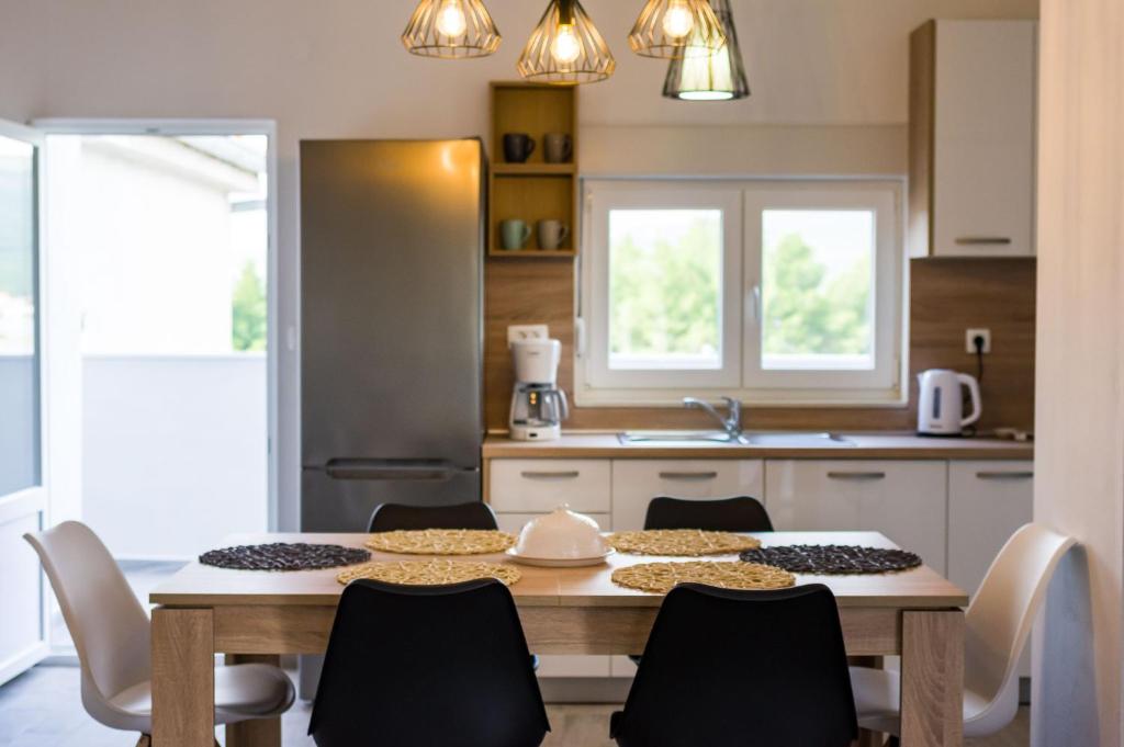Kuchyňa alebo kuchynka v ubytovaní Apartmani NEVA, Pridraga