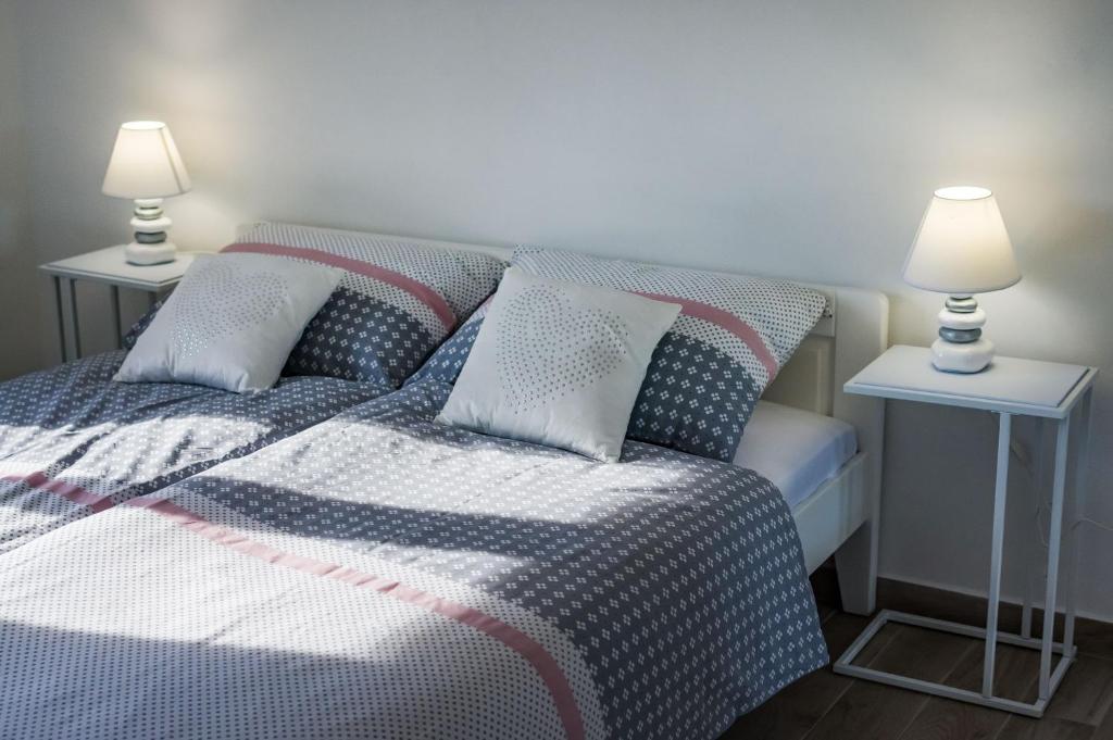 Posteľ alebo postele v izbe v ubytovaní Apartmani NEVA, Pridraga
