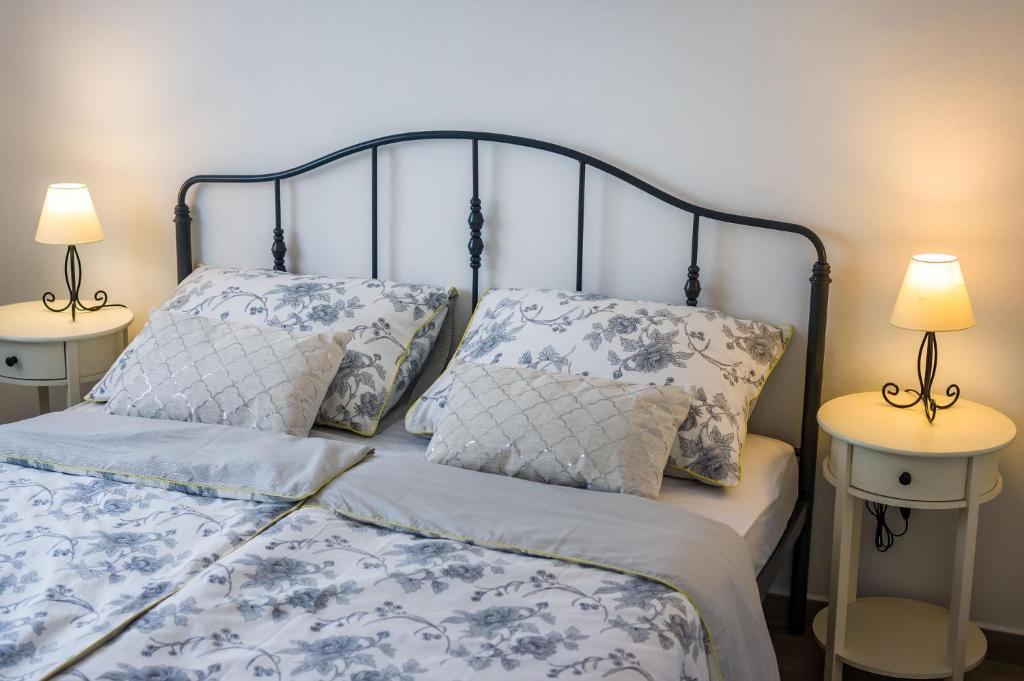 Posteľ alebo postele v izbe v ubytovaní Apartmani NEVA, Pridraga