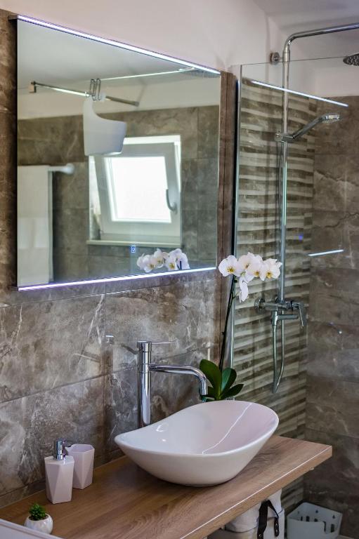 Kúpeľňa v ubytovaní Apartmani NEVA, Pridraga