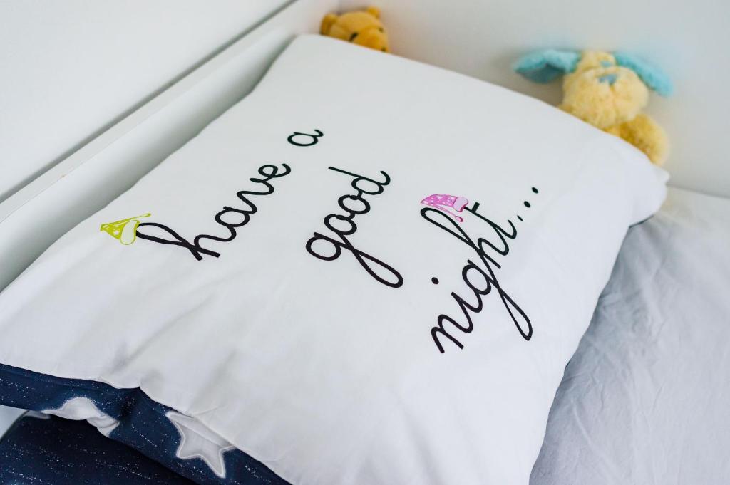 Posteľ alebo postele v izbe v ubytovaní Apartmani NEVA, Pridraga