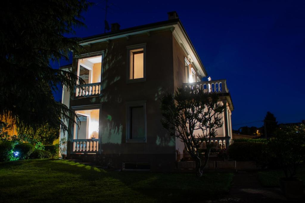 a house at night with its lights on at Villa le Rondini in Castronno