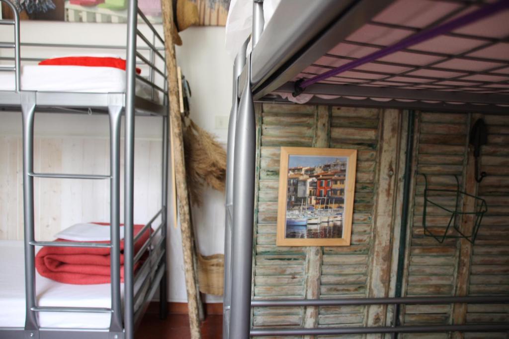 Palanda nebo palandy na pokoji v ubytování Au Petit chez Soi