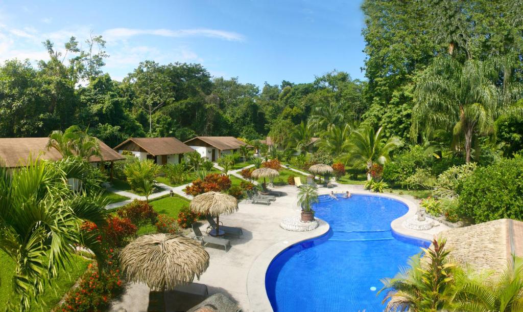 Bazén v ubytování Hotel Suizo Loco Lodge & Resort nebo v jeho okolí
