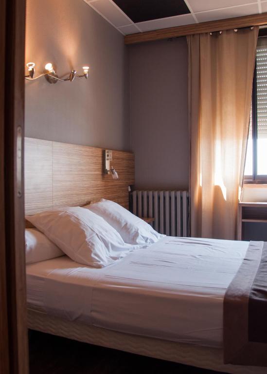 Postel nebo postele na pokoji v ubytování Logis Hôtel Restaurant Mar I Sol