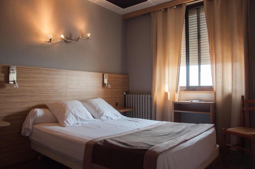Postel nebo postele na pokoji v ubytování Logis Hôtel Restaurant Mar I Sol