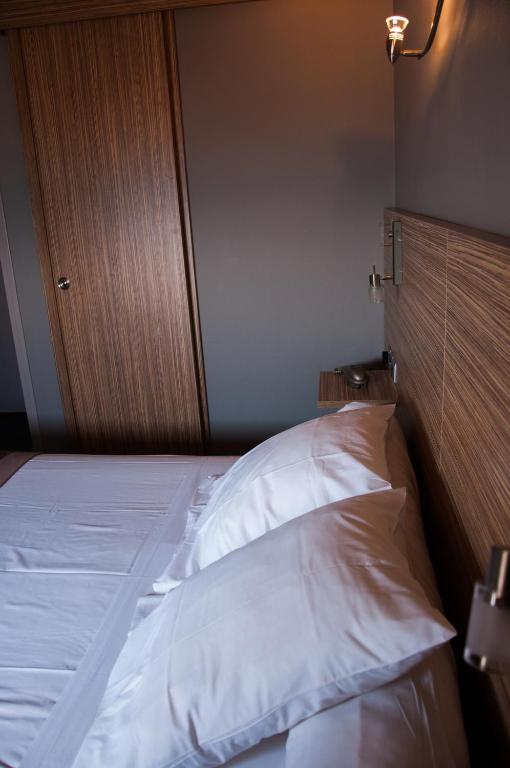 Postel nebo postele na pokoji v ubytování Logis Hôtel Restaurant Mar I Sol