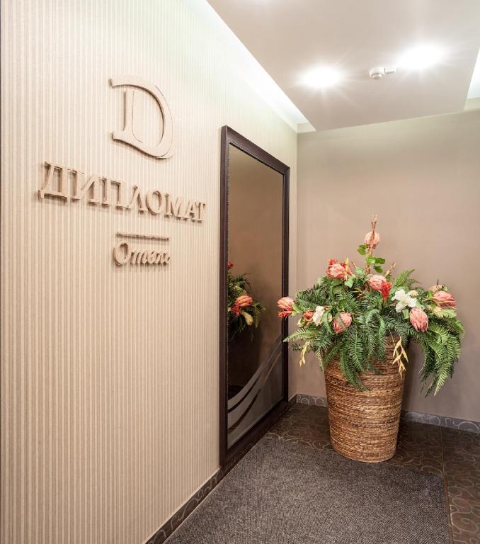 a building with a sign that reads kitzhaber queen at Business Hotel Diplomat in Nizhny Novgorod