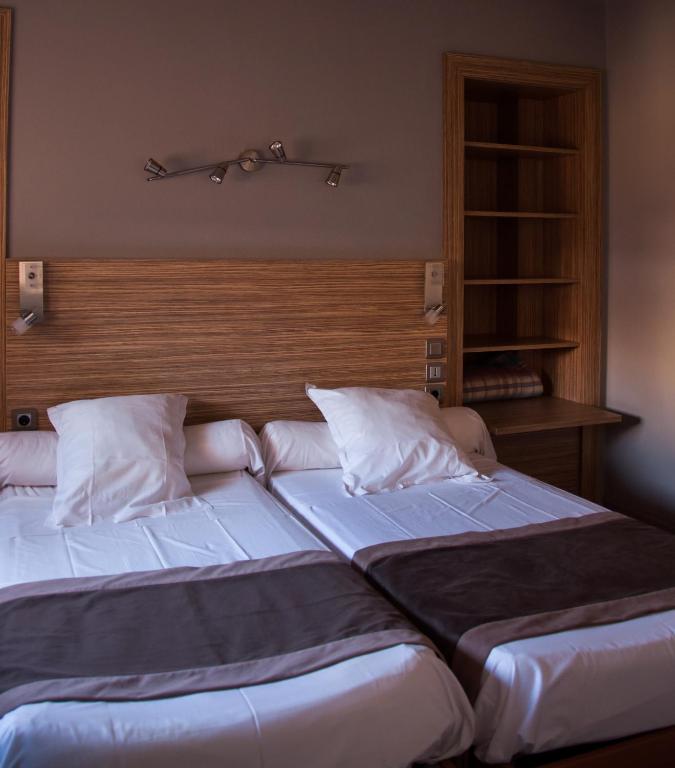 Postel nebo postele na pokoji v ubytování Logis Hôtel Restaurant Mar I Sol
