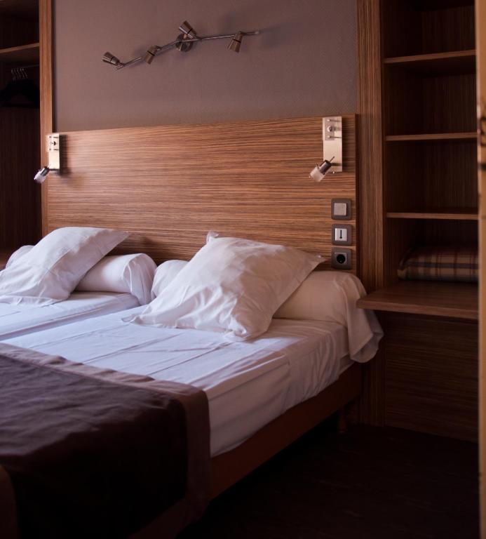 Postel nebo postele na pokoji v ubytování Logis Hôtel Restaurant Mar I Sol