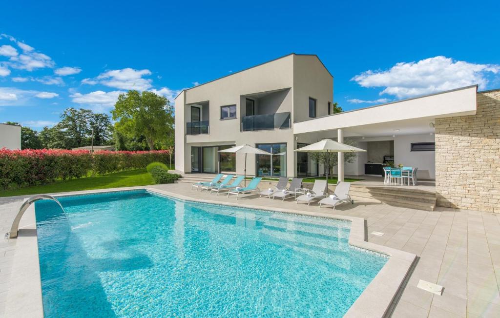 Bazén v ubytovaní Contemporary Villa Nada with Pool and Sauna alebo v jeho blízkosti