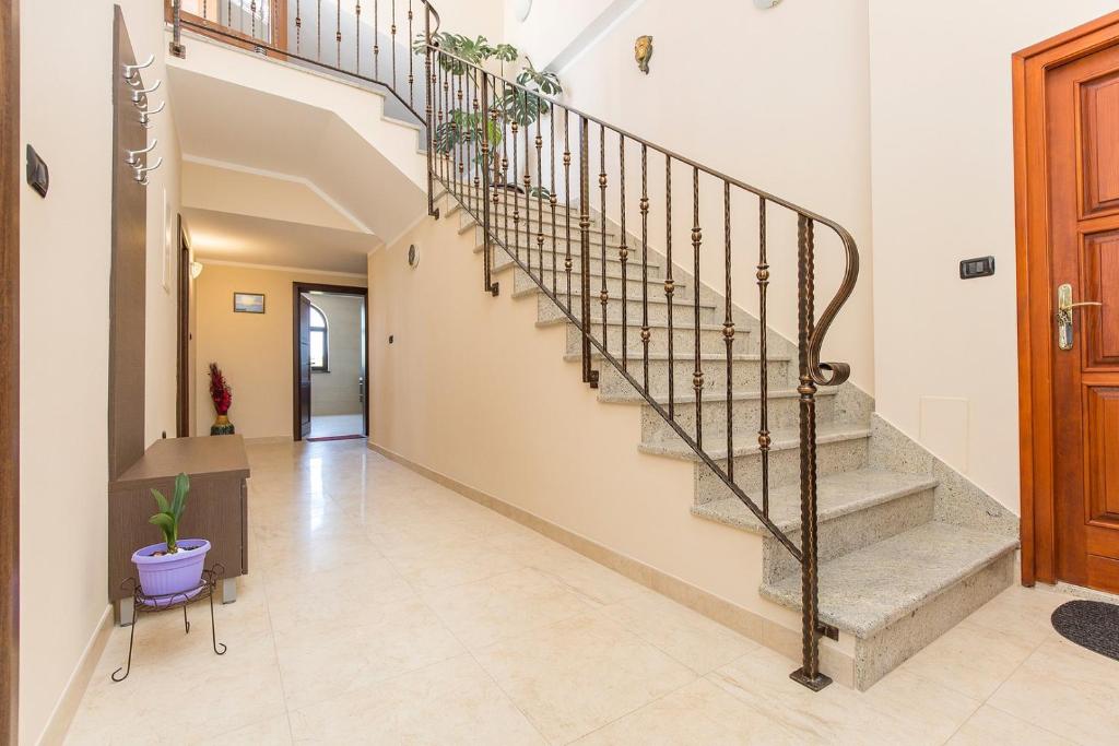 a staircase in a home with a stair case at Penthouse Aurora in Manjadvorci