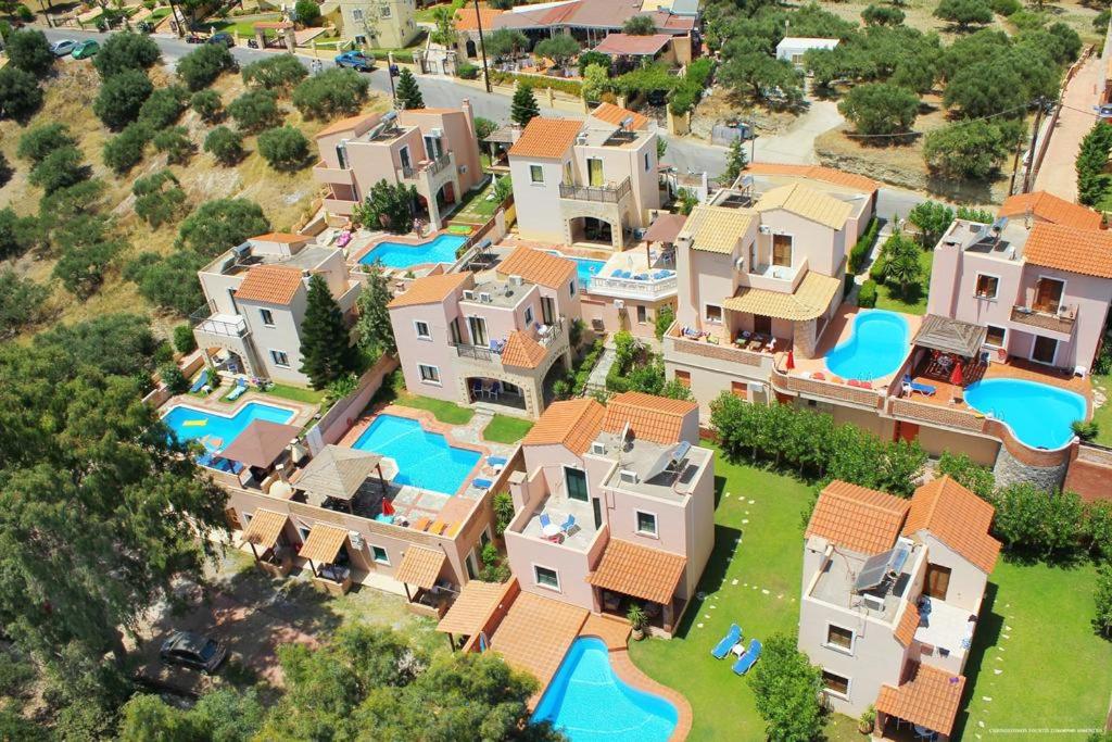 z góry widok na dom z basenem w obiekcie Renia's Villas w mieście Hersonissos