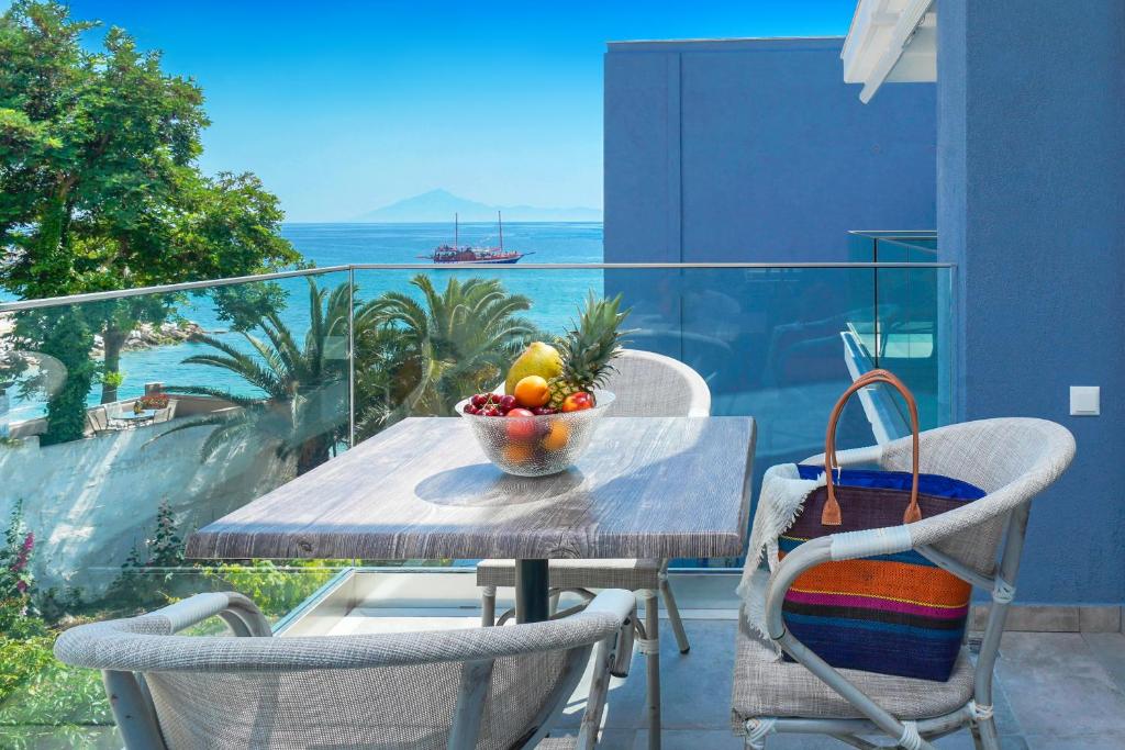 a table with a bowl of fruit on a balcony at Studios Nautilus III in Potos