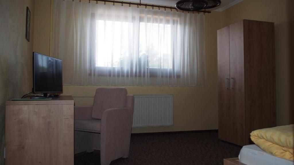 A television and/or entertainment centre at Hotel Slnecny Dvor