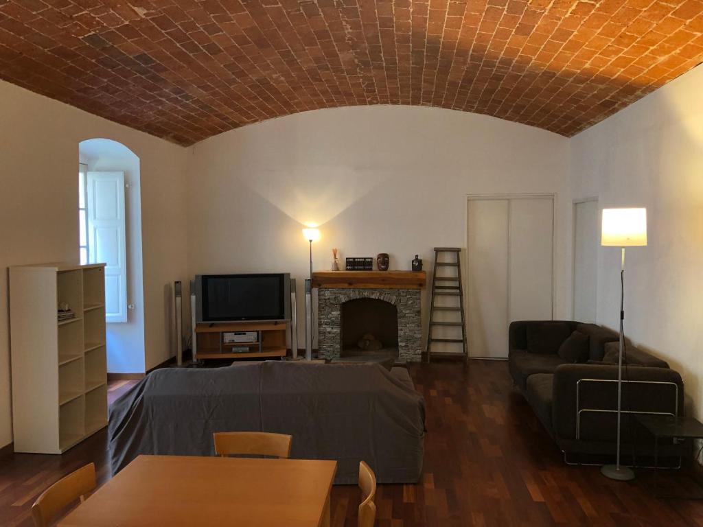 sala de estar con sofá y chimenea en Boulevard GRAZIANI en Bastia