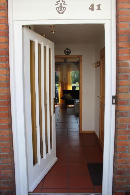 um corredor que leva a uma casa com uma porta em Fewo Sonnen Gruss em Krummhörn