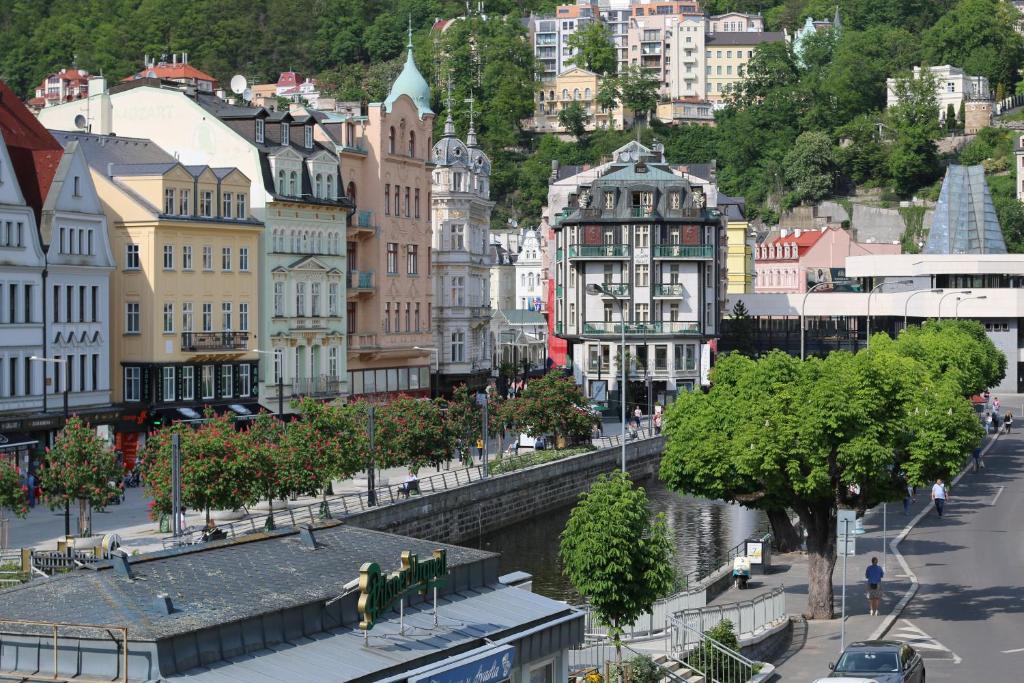 Nespecifikovaný výhled na destinaci Karlovy Vary nebo výhled na město při pohledu z apartmánu