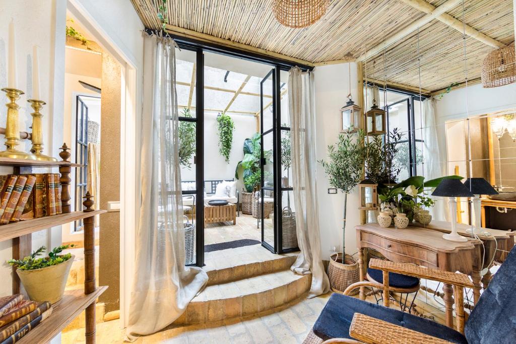 een open woonkamer met een houten plafond bij Trastevere Luxury&Charming Loft with Courtyard in Rome