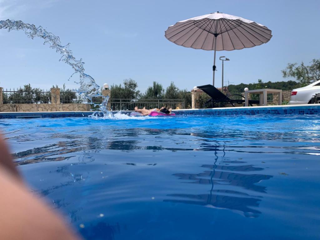 Bazén v ubytování Holiday Home Cerim nebo v jeho okolí