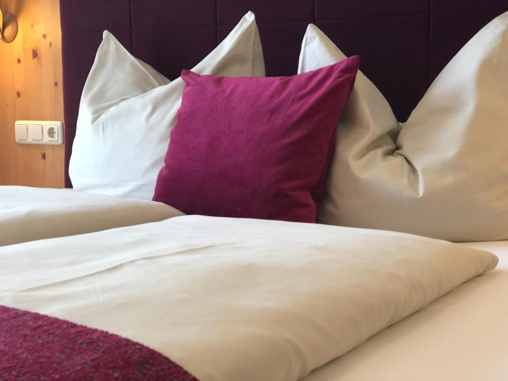 Postel nebo postele na pokoji v ubytování Hotel Garni Landhaus Florian
