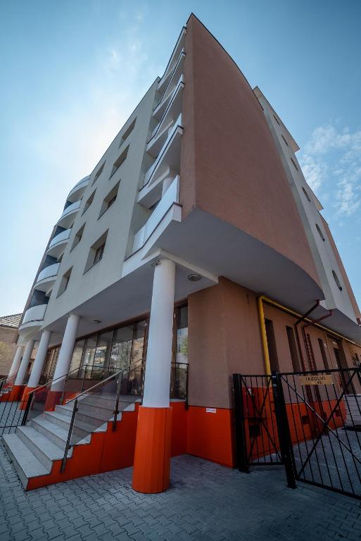 Budova, kde se aparthotel nachází