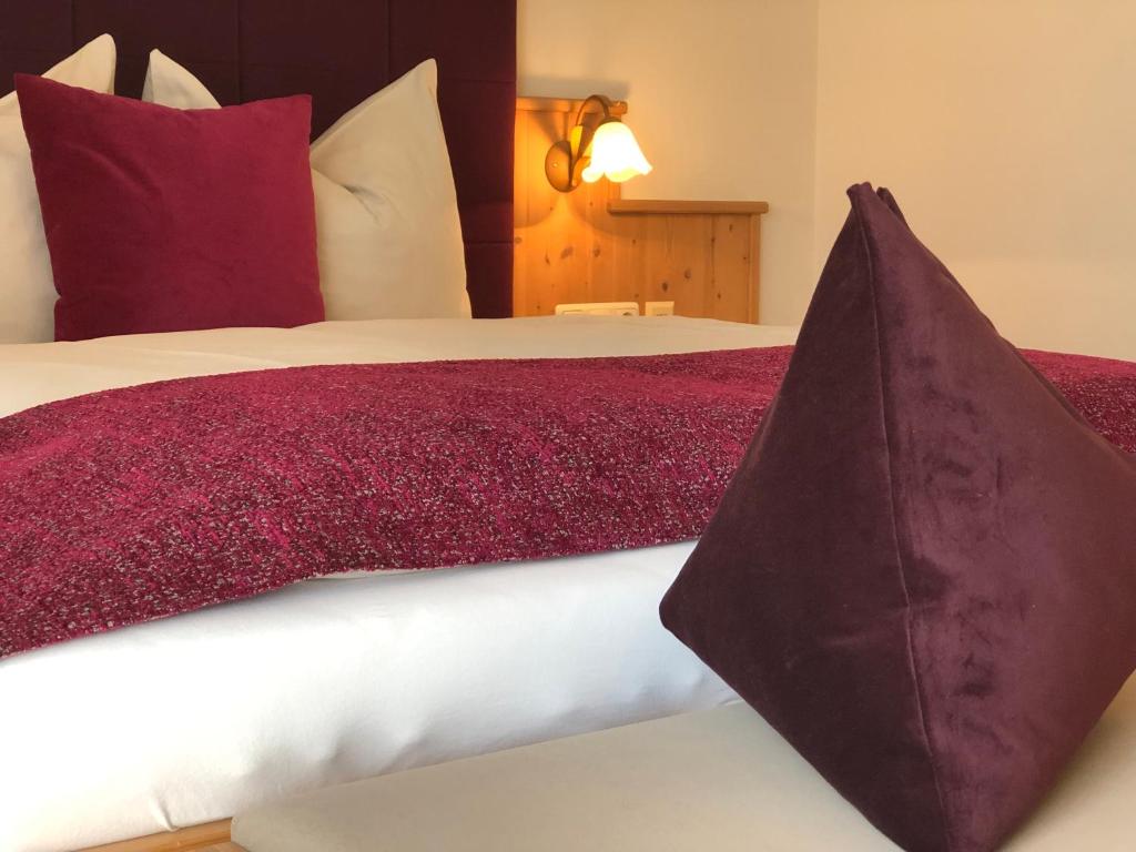 Postel nebo postele na pokoji v ubytování Hotel Garni Landhaus Florian