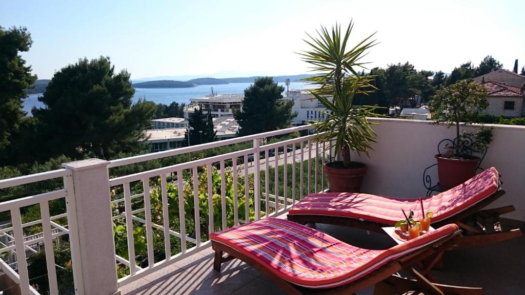 un par de sillas en un balcón con vistas en Apartments Mare en Hvar