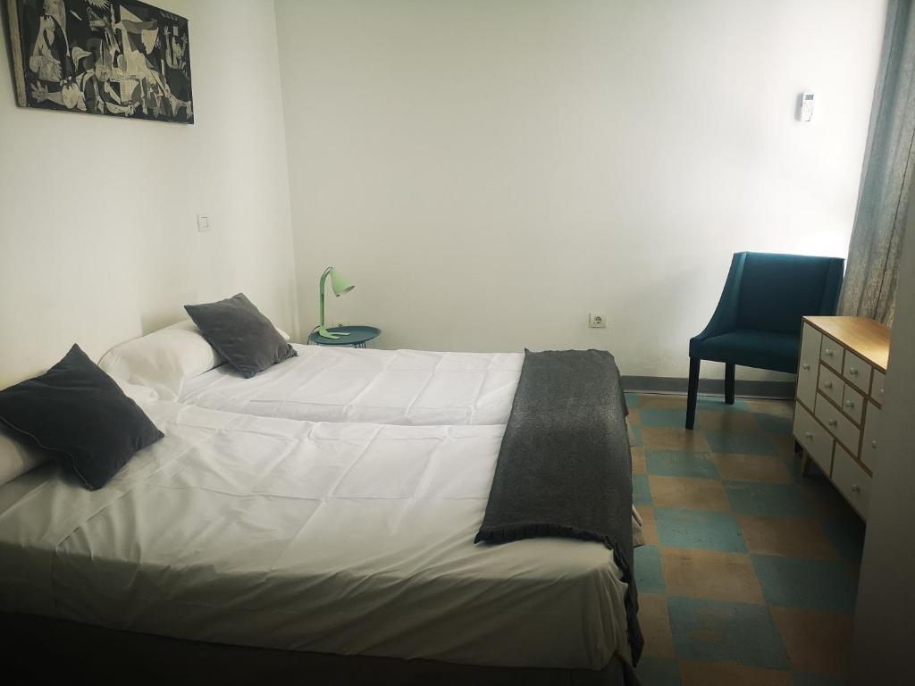 Postel nebo postele na pokoji v ubytování Feel Hostels Soho Malaga