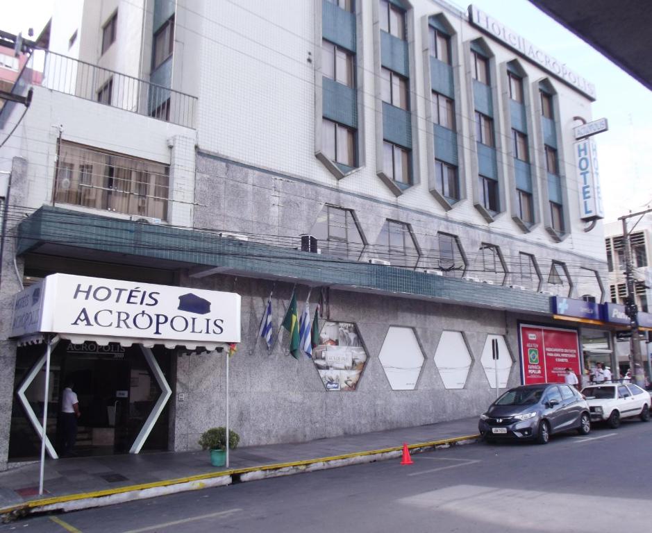 un cartel de hotel arpolis frente a un edificio en Hotel Acrópolis, en Santana do Livramento