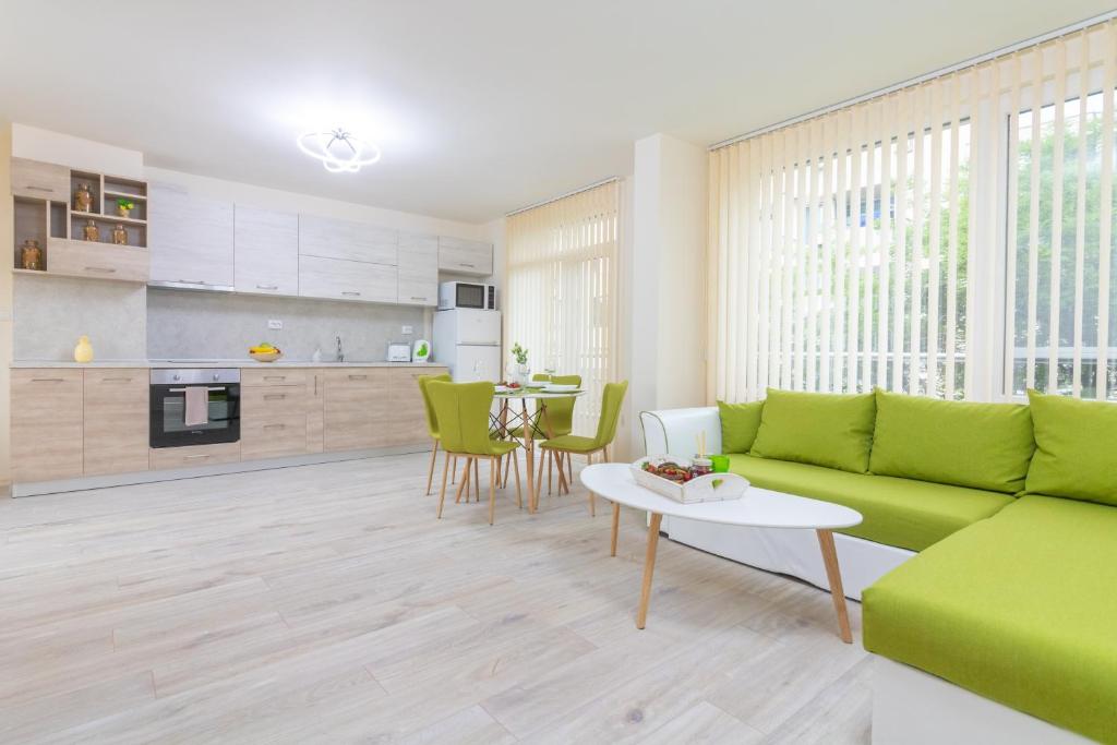 sala de estar con sofá verde y mesa en Domus Apartments Grand en Plovdiv