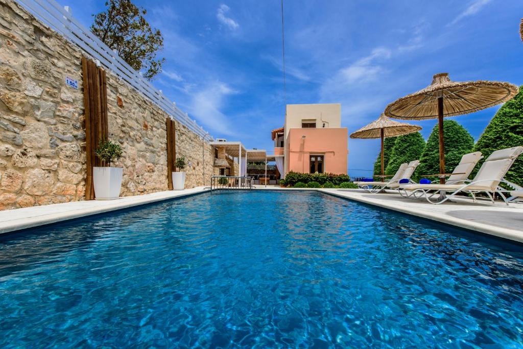 Bazén v ubytovaní Elmyra Villa, Heated Pool & Walking to beach, By ThinkVilla alebo v jeho blízkosti