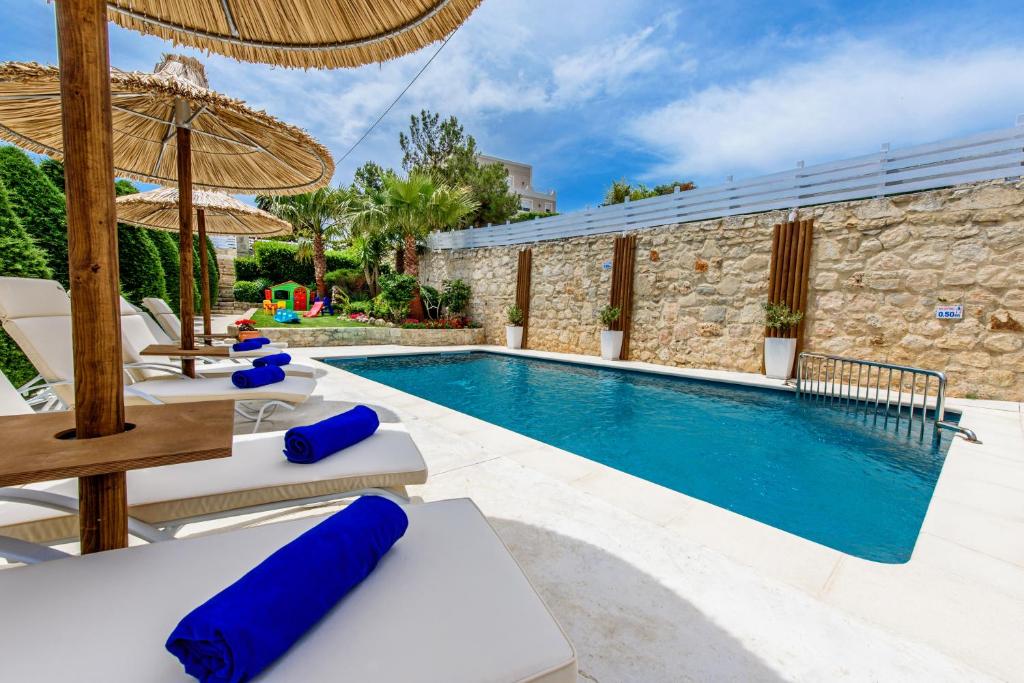 Bazén v ubytovaní Elmyra Villa, Heated Pool & Walking to beach, By ThinkVilla alebo v jeho blízkosti