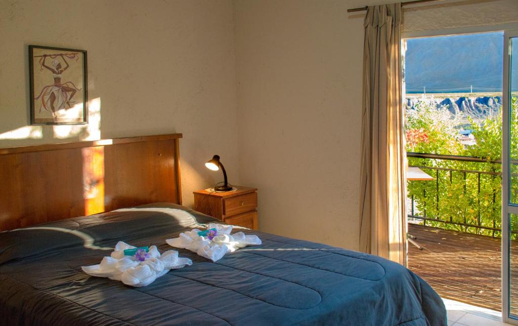 a bedroom with a bed with towels on it at Aguilas de Piedra in Cacheuta