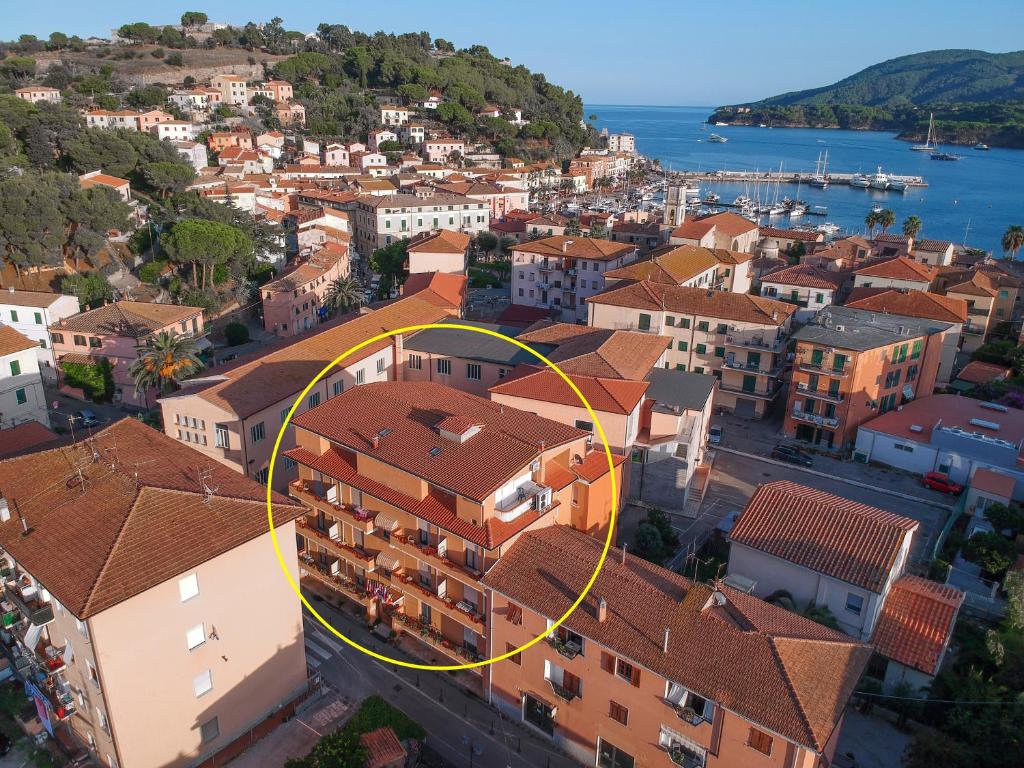una vista aerea di una città con cerchio giallo di Hotel Due Torri a Porto Azzurro