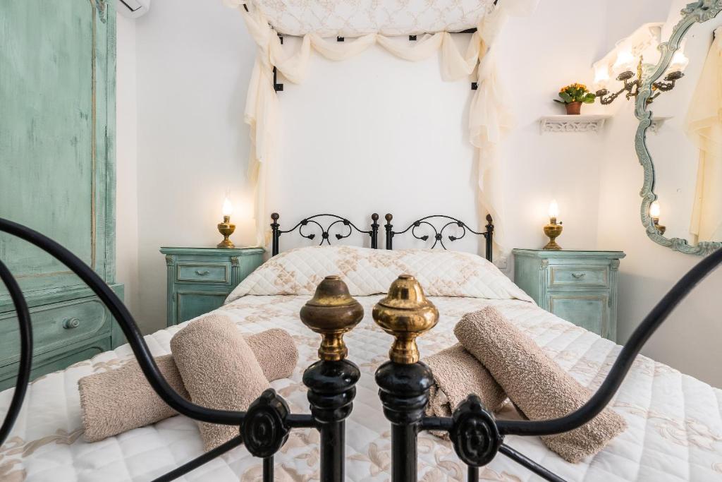 a bedroom with a bed with green furniture at Kharmen A 1565s House with Seaviews in Birgu